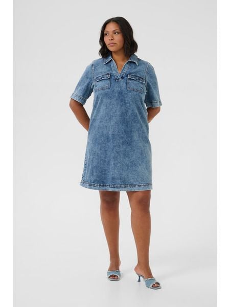 KAFFE curve Sukienka dżinsowa w kolorze niebieskim rozmiar: 50. Niebieskie sukienki damskie KAFFE curve, bez wzorów, bez ramiączek. Za 173.99 zł.