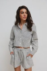Krótka koszula z lnu i bawełny w paski CZARNO BIAŁE - PORTELA. Białe koszule damskie Marsala, na lato, bez wzorów, z bawełny, eleganckie, bez kołnierzyka, bez ramiączek. Za 229.90 zł.
