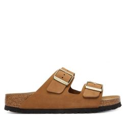 Klapki Birkenstock. Brązowe klapki damskie Birkenstock, bez wzorów, bez obcasa, bez zapięcia. Za 549.99 zł.