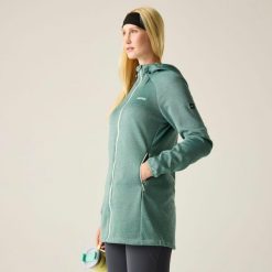 Bluza damska Bloomfield Long Line Fill z kapturem i zamkiem błyskawicznym. Zielone bluzy damskie Regatta, bez wzorów, z dzianiny, z kapturem. Za 349.99 zł.