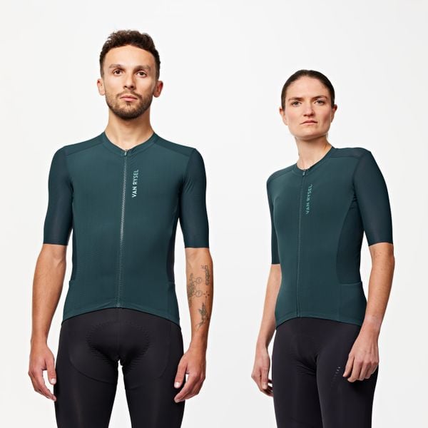 Koszulka rowerowa szosowa Van Rysel Racer 2. Niebieskie koszulki damskie VAN RYSEL, m, bez wzorów, z elastanu, bez kołnierzyka, bez ramiączek. W wyprzedaży za 139.99 zł.