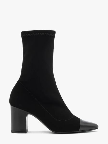 Czarne wyższe botki z elastyczną cholewką na słupku. Czarne botki damskie Ryłko, z nubiku, biznesowe, z okrągłym noskiem, bez obcasa, na słupku, bez zapięcia. W wyprzedaży za 399.99 zł.