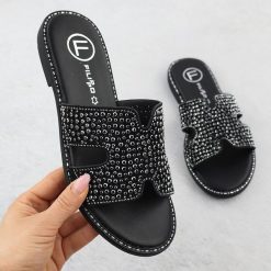 Klapki damskie z cyrkoniami czarne Filippo DK6973. Czarne klapki damskie Filippo, bez wzorów, z tkaniny, bez obcasa, bez zapięcia. Za 139.99 zł.