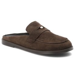 Klapki damskie Chebello, welurowa cholewka wsuwany fason otwarta pięta klasyczny mokasynowy krój minimalistyczny design lekka płaska podeszwa, brązow. Brązowe klapki damskie CheBello, bez wzorów, z weluru, z otwartym noskiem, bez obcasa, na płaskiej podeszwie, bez zapięcia. Za 549.00 zł.