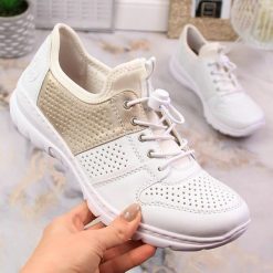 Komfortowe półbuty damskie sportowe białe Rieker L3254-80. Białe obuwie sportowe casual damskie Rieker, ze skóry ekologicznej, bez zapięcia. Za 339.00 zł.