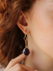 L'Atelier de Gaia Pozłacane kolczyki-półkreole z ametystami rozmiar: onesize. Różowe kolczyki damskie L'Atelier de Gaia, z ametystem, pozłacane. Za 83.22 zł.