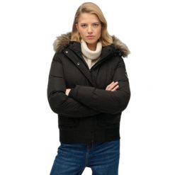 Damska kurtka puchowa Superdry Ella Everest. Czarne kurtki damskie Superdry, na zimę, bez wzorów, z puchu, bez kaptura. W wyprzedaży za 626.15 zł.
