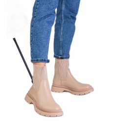 Brązowe botki z materiałową cholewką beżowe. Brązowe botki damskie z materiału, eleganckie, z okrągłym noskiem, bez obcasa, na obcasie, bez zapięcia. Za 82.56 zł.