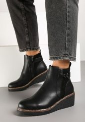 Czarne Botki na Koturnie Ozdobione Metalową Aplikacją Ravendira. Czarne botki damskie Born2be, na jesień, eleganckie, bez obcasa, na koturnie, bez zapięcia. Za 149.99 zł.