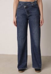 Niebieskie Bawełniane Jeansy o Szerokim Kroju z Asymetrycznym Zapięciem Fezitera. Niebieskie jeansy damskie Born2be, z podwyższonym stanem. Za 129.99 zł.