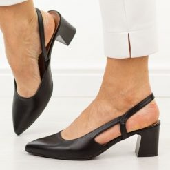 Czarne czółenka damskie bez pięty Sergio Leone Sk472. Czarne czółenka damskie Sergio Leone, bez wzorów, ze skóry, bez obcasa, na obcasie. W wyprzedaży za 175.12 zł.