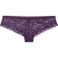 Figi brazylijskie bonprix ciemny lila. Fioletowe figi bonprix, w koronkowe wzory, z koronki. Za 21.99 zł.