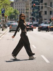 4F Spodnie z szerokimi nogawkami damskie 4F x Anna Lewandowska - brązowe XL. Brązowe spodnie dresowe damskie 4F, l, bez wzorów, z dresówki, z podwyższonym stanem, do biegania. Za 189.99 zł.