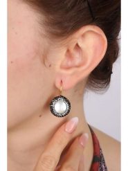 Pierres delicates Pozłacane kolczyki z masą perłową rozmiar: onesize. Białe kolczyki damskie Pierres delicates, z cyrkonią, pozłacane, z zapięciem typu bigiel. Za 105.38 zł.