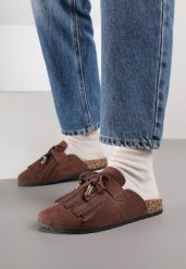 Brązowe Klapki Mule z Imitacji Zamszu Zdobione Koralikami i Frędzlami Elwedena. Brązowe klapki damskie Born2be, z aplikacjami, z jeansu, bez obcasa, na płaskiej podeszwie, bez zapięcia. Za 79.99 zł.