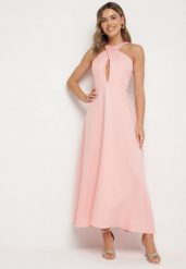 Różowa Rozkloszowana Sukienka z Wiskozą i Dekoltem Typu Halter Dolienna. Czerwone sukienki damskie Born2be, bez wzorów, z wiskozy, eleganckie, bez ramiączek. W wyprzedaży za 84.99 zł.