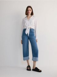 Koszula z wiązaniem - biały. Białe koszule damskie Reserved, l, bez wzorów, z materiału, bez kołnierzyka, bez ramiączek. W wyprzedaży za 29.99 zł.