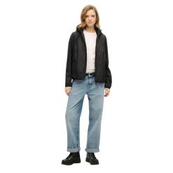 Kurtka przeciwwiatrowa z kapturem i logo dla kobiet Superdry. Czarne kurtki damskie Superdry, bez wzorów, z kapturem. Za 404.55 zł.