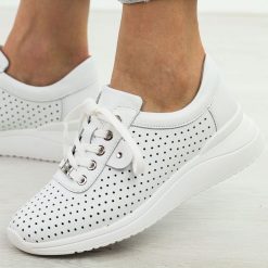Białe ażurowe skórzane półbuty damskie Vinceza 79532. Białe półbuty damskie VINCEZA, na jesień, w ażurowe wzory, z jeansu, bez obcasa, na płaskiej podeszwie, bez zapięcia. Za 199.00 zł.
