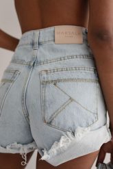 Szorty jeansowe z wysokim stanem w kolorze niebieskim - VANITY BLUE DENIM-XS. Niebieskie szorty damskie Marsala, bez wzorów, z denimu, z podwyższonym stanem. Za 299.90 zł.