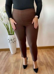 Brązowe spodnie chinosy Nina z zamkami 7/8 PLUS SIZE XXL. Brązowe spodnie materiałowe damskie Nasi partnerzy, bez wzorów, z elastanu, krótkie. Za 159.90 zł.