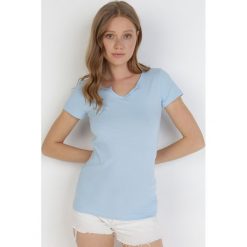Jasnoniebieski T-shirt Thonilacia. Niebieskie t-shirty damskie Born2be, l, z aplikacjami, z bawełny, bez kołnierzyka. Za 29.99 zł.