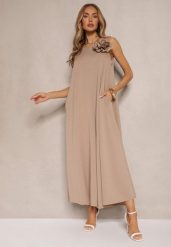 Ciemnobeżowy Kombinezon z Wiskozą Ozdobiona Kwiatem Broszką 3D Solio. Brązowe sukienki damskie Renee, bez wzorów, z wiskozy, eleganckie, bez ramiączek. W wyprzedaży za 119.99 zł.