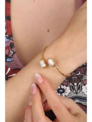 Pierres delicates Pozłacana bransoletka z perłami rozmiar: onesize. Białe bransoletki damskie Pierres delicates, pozłacane. Za 87.19 zł.