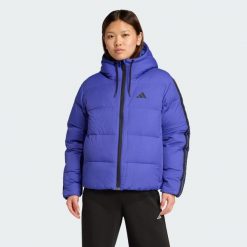 Puchowa kurtka z kapturem Essentials Climawarm z 3 paskami. Niebieskie kurtki damskie Adidas, bez wzorów, z puchu, z kapturem. W wyprzedaży za 388.50 zł.