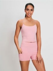 Dopasowane szorty sportowe Gym Hard - różowy. Czerwone spodenki sportowe damskie Sinsay, l, bez wzorów. W wyprzedaży za 22.99 zł.