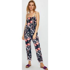 Vero Moda - Kombinezon. Szare kombinezony damskie Vero Moda, z tkaniny, na ramiączkach. Za 149.90 zł.