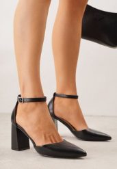 Czarne Czółenka na Słupku w Klasycznym Stylu ze Szpiczastym Noskiem Zelelle. Czarne czółenka damskie Renee, bez wzorów, ze szpiczastym noskiem, bez obcasa, na słupku. Za 99.99 zł.
