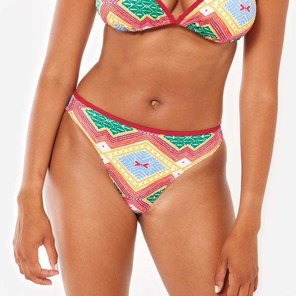 Dół kostiumu kąpielowego surfingowego damski Olaian Nina Sangria. Czerwone bikini OLAIAN, bez wzorów, z elastanu. W wyprzedaży za 19.99 zł.