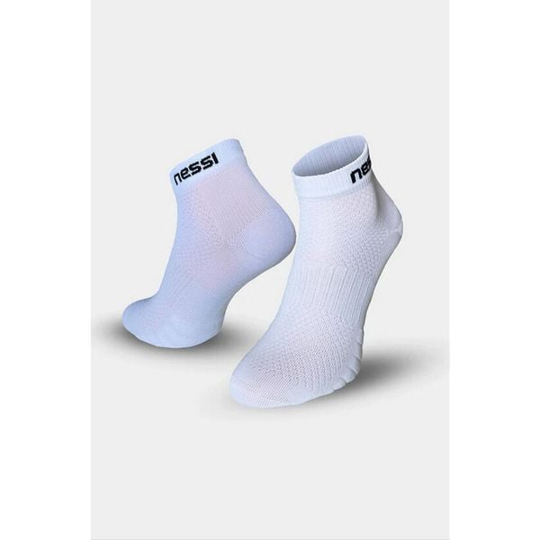 Bezszwowe skarpety oddychające Nessi Sportswear. Białe skarpetki damskie NESSI SPORTSWEAR, bez wzorów. W wyprzedaży za 35.90 zł.