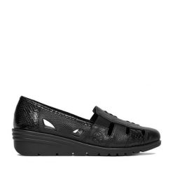 Półbuty Rieker. Czarne czółenka damskie Rieker, bez wzorów, bez obcasa, na koturnie, bez zapięcia. Za 349.99 zł.