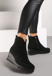 Czarne Casualowe Botki na Koturnie z Ociepleniem Etteora. Czarne botki damskie Renee, z jeansu, eleganckie, bez obcasa, na koturnie, bez zapięcia. Za 149.99 zł.