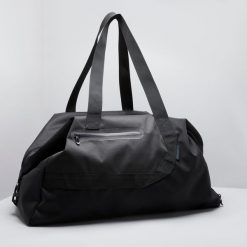 Torba fitness Domyos 50 l. Czarne torby sportowe DOMYOS, bez wzorów, z materiału. Za 149.99 zł.