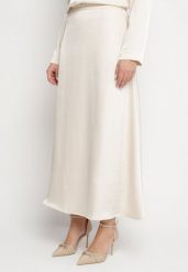 Beżowa Satynowa Spódnica z Wiskozą o Rozkloszowanym Kroju Polavia. Brązowe spódnice damskie Born2be, na co dzień, l, bez wzorów, z materiału, eleganckie, maxi. Za 99.99 zł.