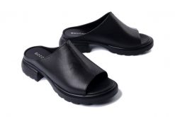 BOCCATO 020.1064 01 t syh black, klapki damskie. Czarne klapki damskie Boccato, bez wzorów, bez obcasa, na obcasie, bez zapięcia. Za 284.90 zł.