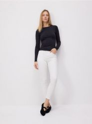 Jeansy slim fit ze średnim stanem - złamana biel. Jeansy damskie Reserved. Za 99.99 zł.