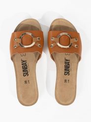 Sunbay Skórzane klapki "Sonia" w kolorze jasnobrązowym rozmiar: 37. Brązowe klapki damskie Sunbay, bez wzorów, ze skóry, z otwartym noskiem, bez obcasa, bez zapięcia. Za 139.95 zł.