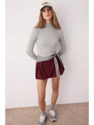 Trendyol Koszulka w kolorze jasnoszarym rozmiar: M. Szare koszulki damskie Trendyol, m, bez wzorów, z bawełny, bez kołnierzyka, bez ramiączek. Za 65.54 zł.