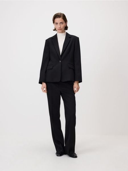 Jednorzędowa marynarka - czarny. Czarne marynarki i żakiety damskie Reserved, l, bez wzorów, z tkaniny. Za 199.99 zł.