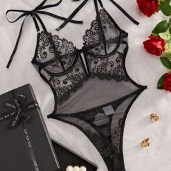 Body koronkowe na romantyczne wieczory Ludwina. Czarne body i gorsety Intica, bez wzorów, z koronki. Za 149.00 zł.