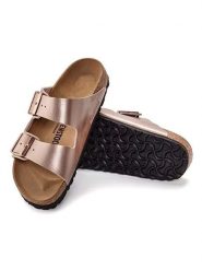 Birkenstock Klapki "Arizona" w kolorze różowozłotym rozmiar: 38. Różowe klapki damskie Birkenstock, bez wzorów, z otwartym noskiem, bez obcasa, bez zapięcia. Za 264.77 zł.