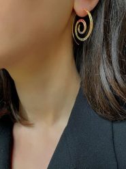 Les Favorites Pozłacane kolczyki z cyrkoniami rozmiar: onesize. Żółte kolczyki damskie Les Favorites, z cyrkonią, pozłacane, z zapięciem typu bigiel. Za 205.93 zł.