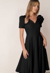 Czarna Elegancka Rozkloszowana Sukienka z Kwiatem 3D Eugorus. Czarne sukienki damskie Born2be, z aplikacjami, eleganckie, bez ramiączek. Za 249.99 zł.