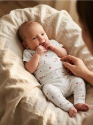 Komplet: body i legginsy - kremowy. Białe legginsy damskie Sinsay, l, bez wzorów. W wyprzedaży za 17.99 zł.