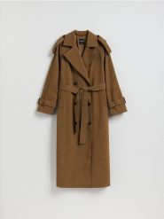 Długi trencz z paskiem - brązowy. Brązowe płaszcze damskie Reserved, l, bez wzorów, ze skóry, bez kaptura. Za 399.99 zł.