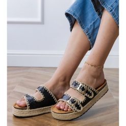 Czarne klapki espadryle brokatowe z klamerkami. Czarne espadryle damskie bez wzorów, z materiału, z okrągłym noskiem, bez obcasa, na platformie, bez zapięcia. Za 86.24 zł.